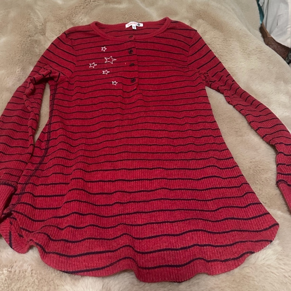 Anthropologie Sundry Henley shirt in holly. Size 2 which is a 6/8. EUC. STARS